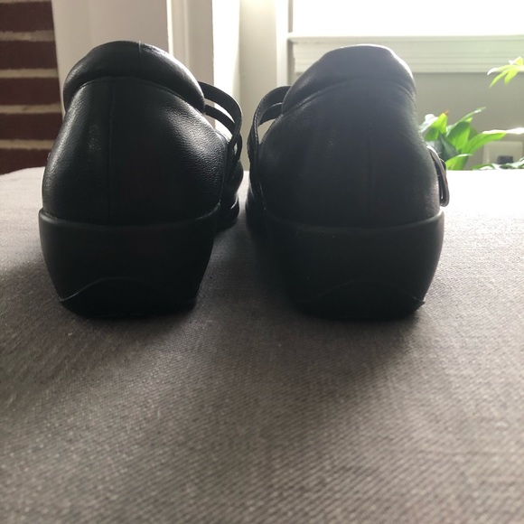 Aravon Mary Janes - Size 9 - Picture 5 of 13